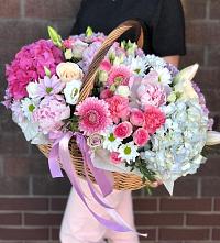 Цветочная композиция из Розы, Хризантемы, Пионы и Лизиантусы в корзине в Апастово