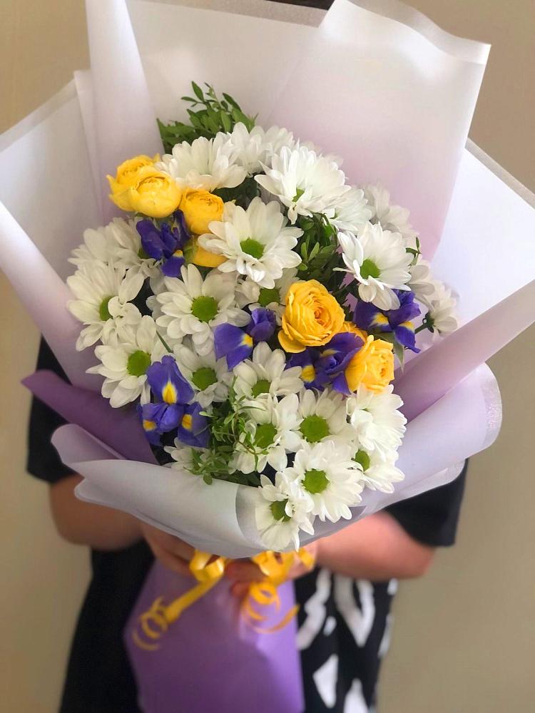 Букет цветов из: Ирисы, Хризантемы и Розы в Апастово