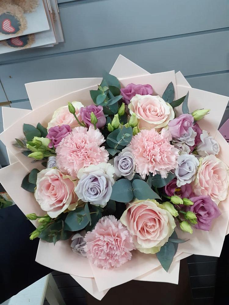 Букет цветов из: Розы, Гвоздики и Лизиантусы в Апастово